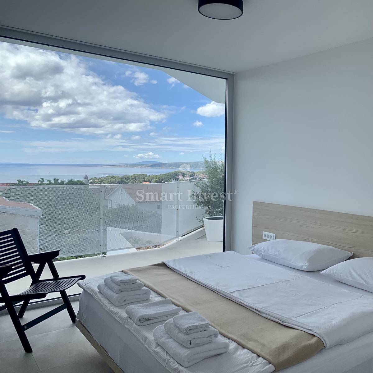 KRK, villa moderna con 2 appartamenti e 2 piscine, 500 m dal mare