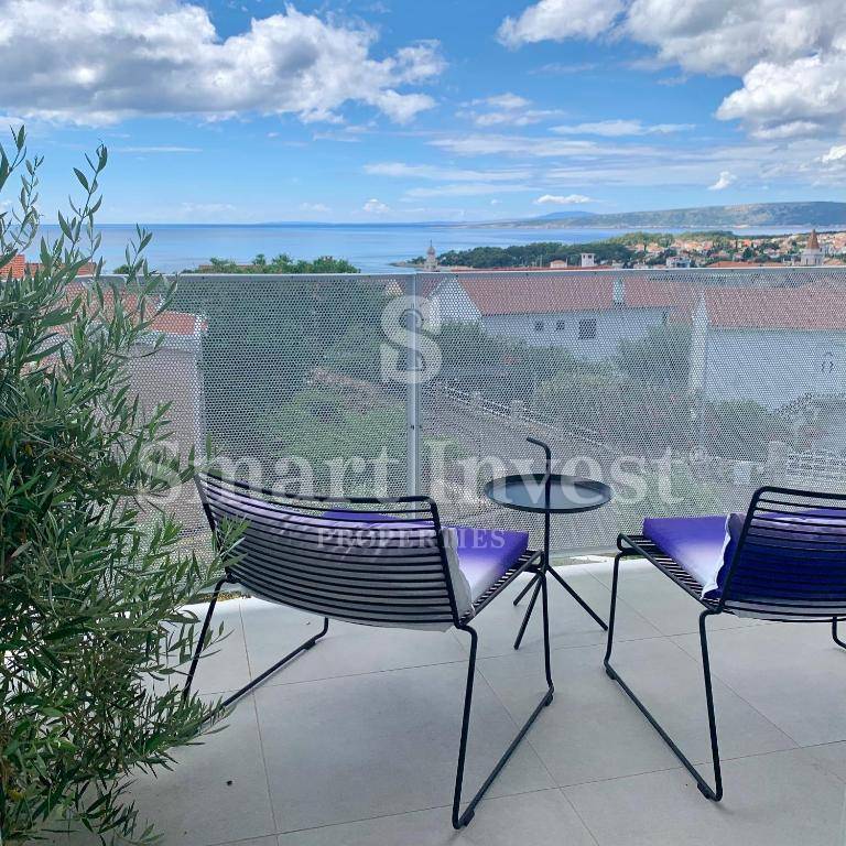 KRK, villa moderna con 2 appartamenti e 2 piscine, 500 m dal mare