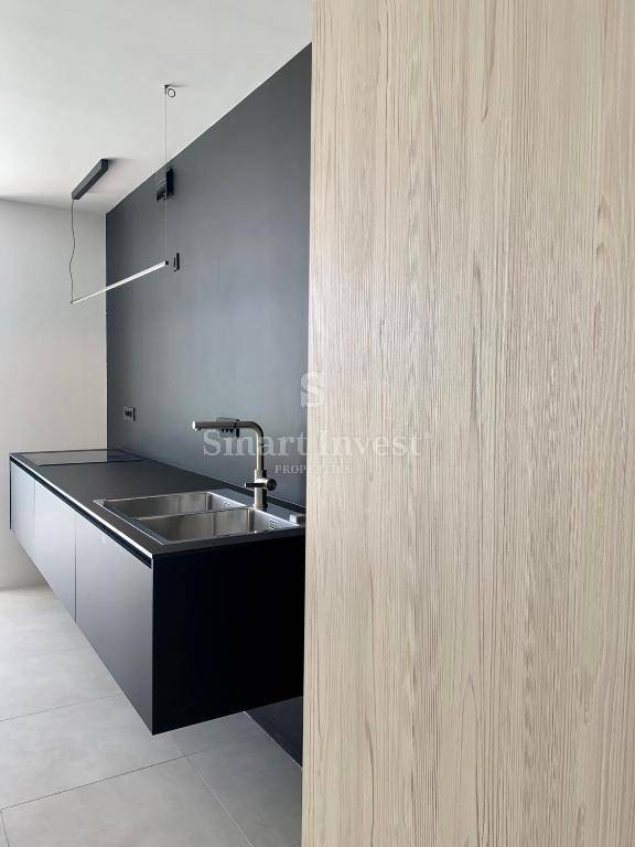 KRK, villa moderna con 2 appartamenti e 2 piscine, 500 m dal mare