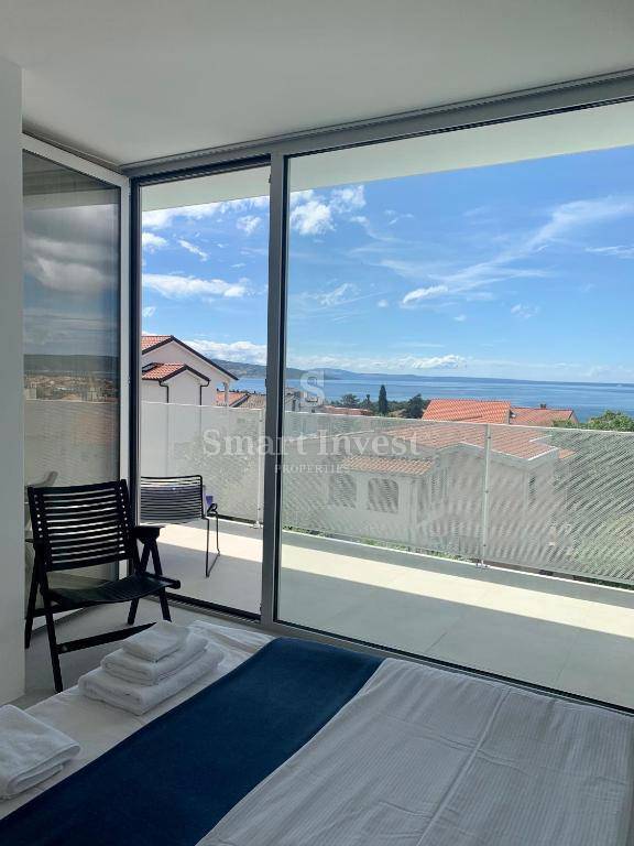 KRK, villa moderna con 2 appartamenti e 2 piscine, 500 m dal mare