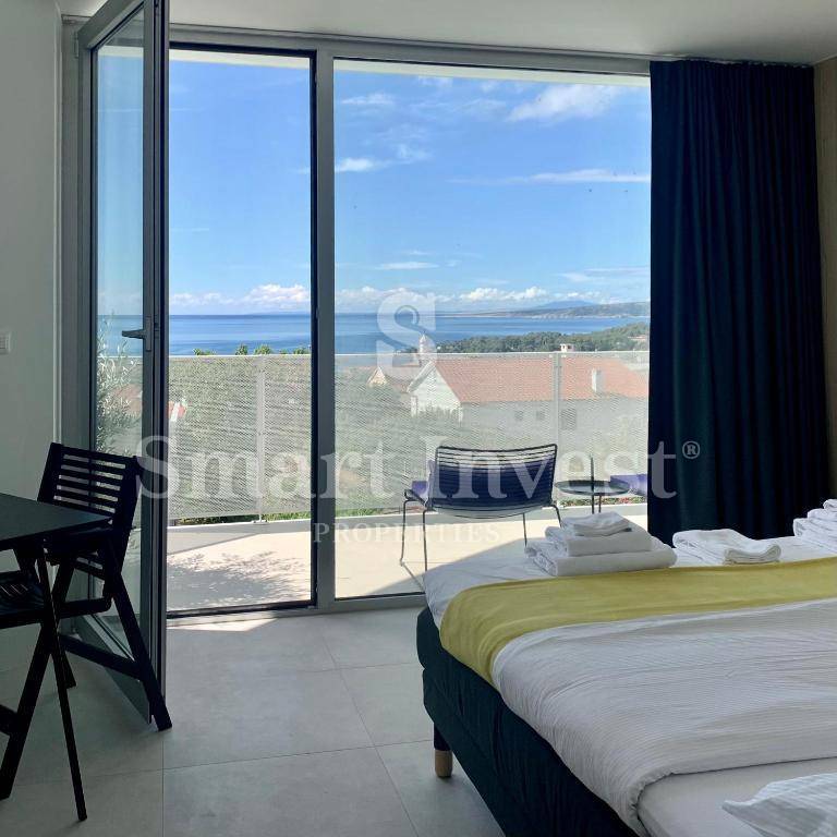 KRK, villa moderna con 2 appartamenti e 2 piscine, 500 m dal mare