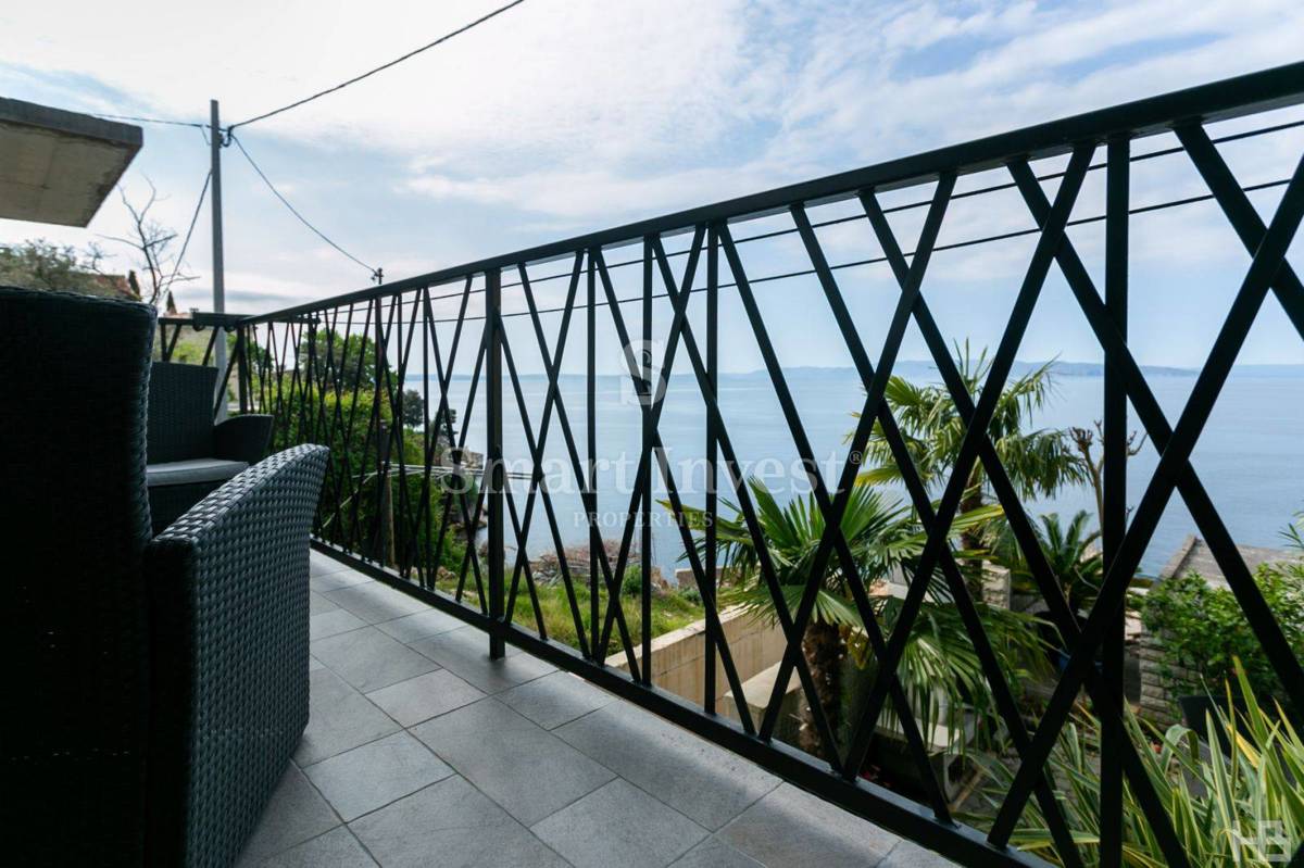 RIJEKA - PEĆINE, 1ST ROW TO THE SEA, Renovated 1-bedroom apartment with balcony 