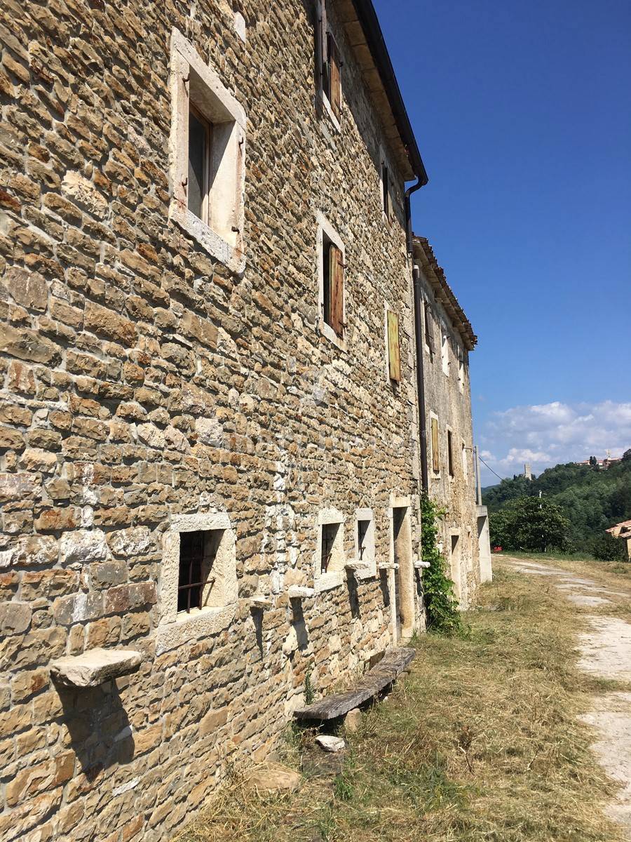 ISTRIA - BUIE, vecchie case su un terreno di 16.691 m2