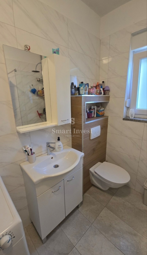 VIŠKOVO, appartamento trilocale con vista mare