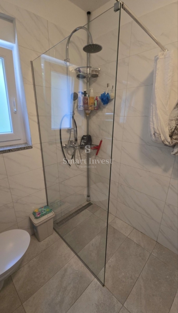 VIŠKOVO, appartamento trilocale con vista mare