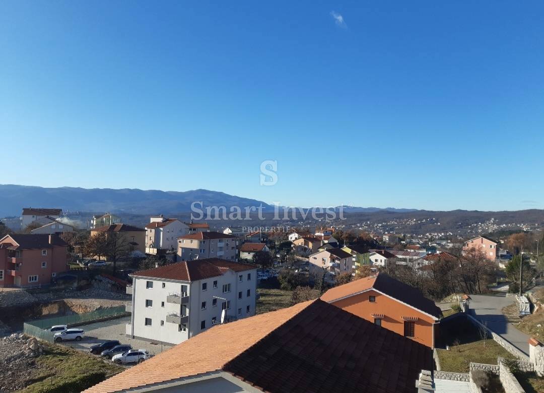 VIŠKOVO, appartamento trilocale con vista mare