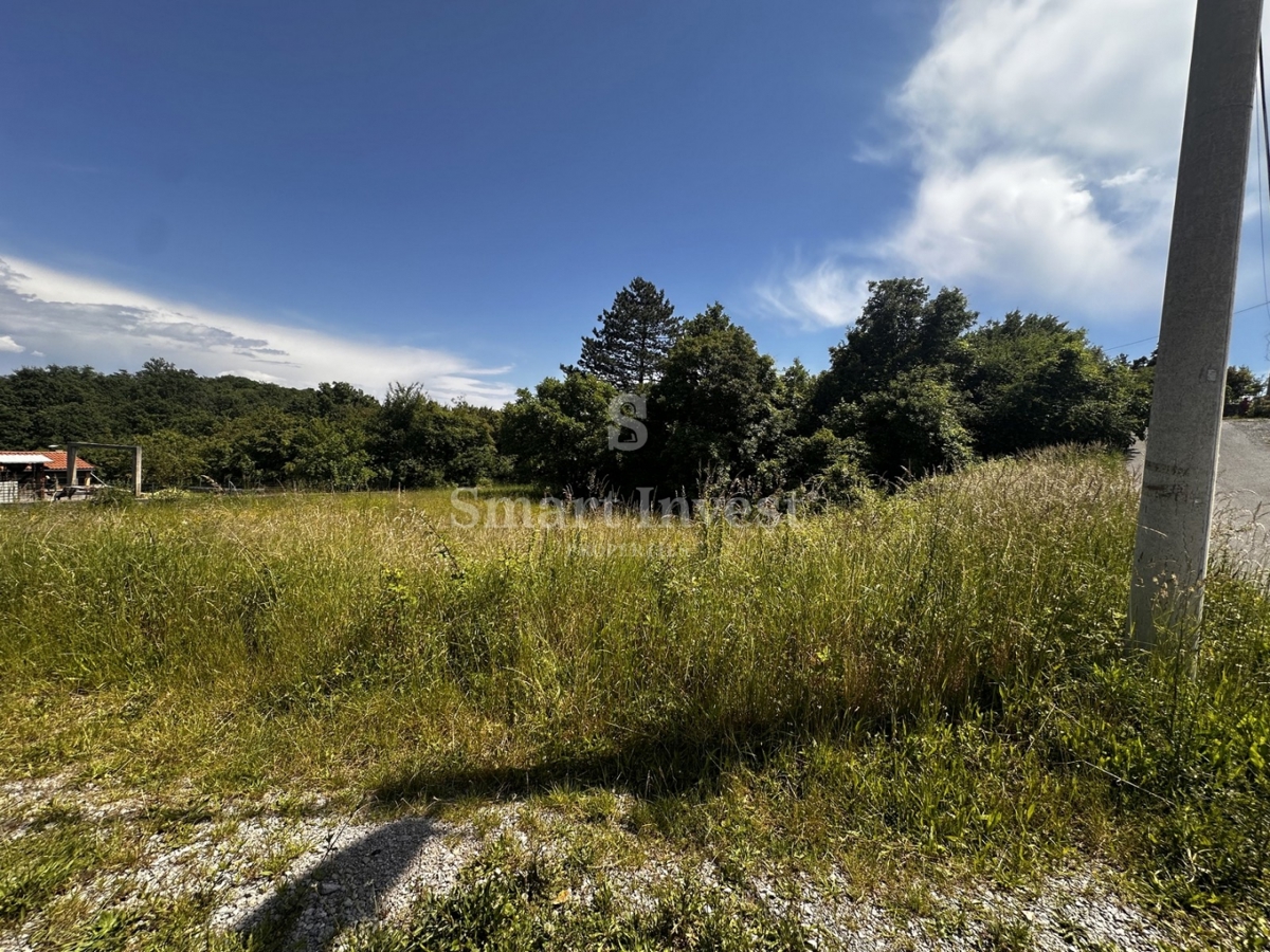 KASTAV, terreno edificabile in posizione tranquilla
