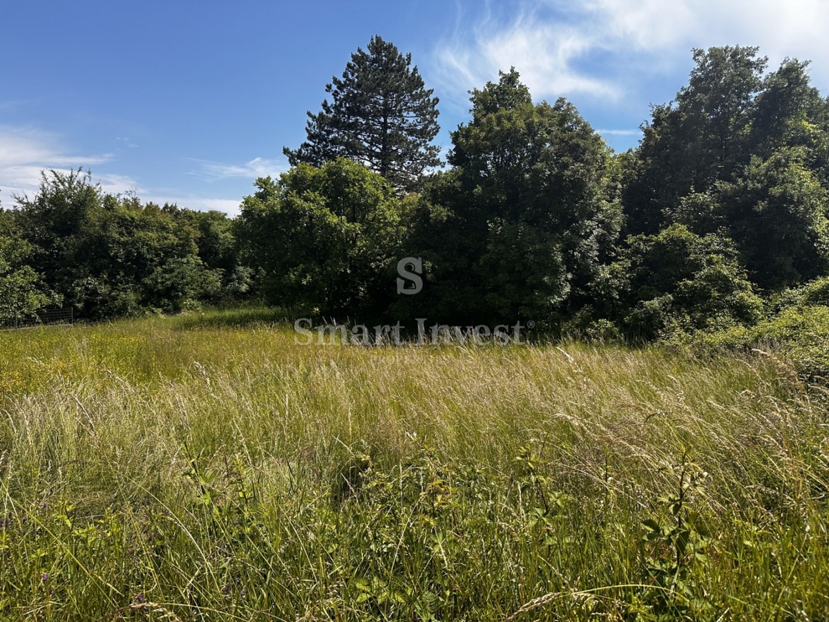 KASTAV, terreno edificabile in posizione tranquilla