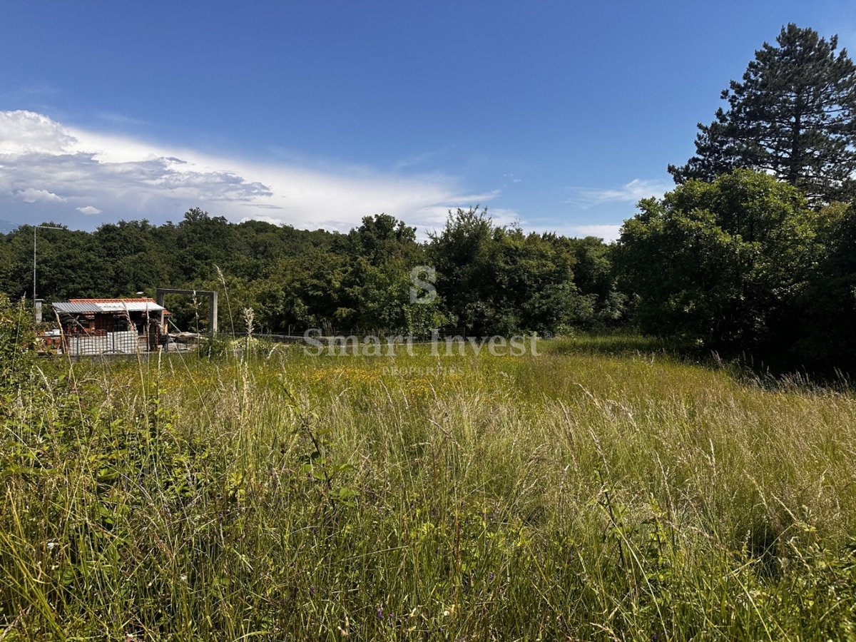 KASTAV, terreno edificabile in posizione tranquilla