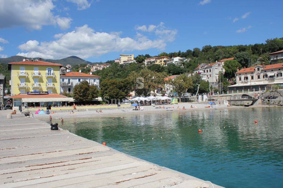IKA, edificio turistico-commerciale fronte mare
