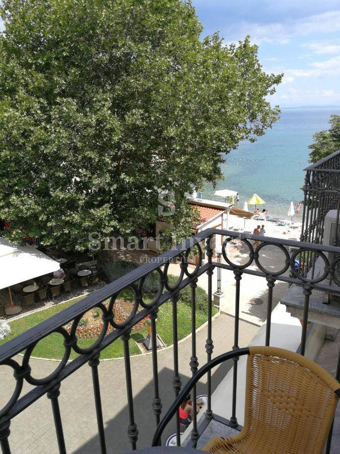 IKA, edificio turistico-commerciale fronte mare