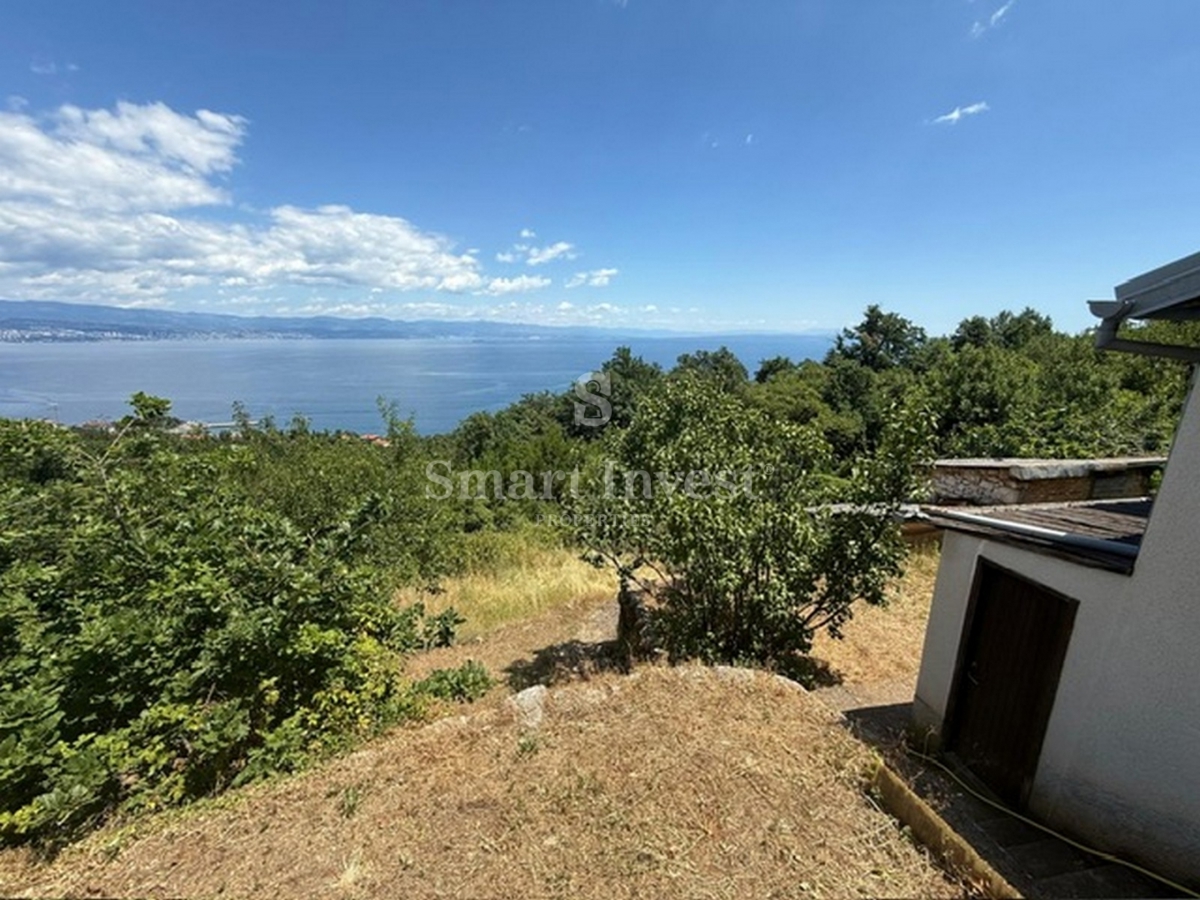 LOVRAN, vecchia casa con vista mare e ampio giardino