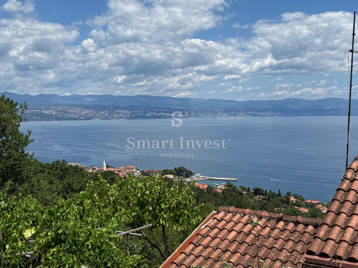 LOVRAN, vecchia casa con vista mare e ampio giardino