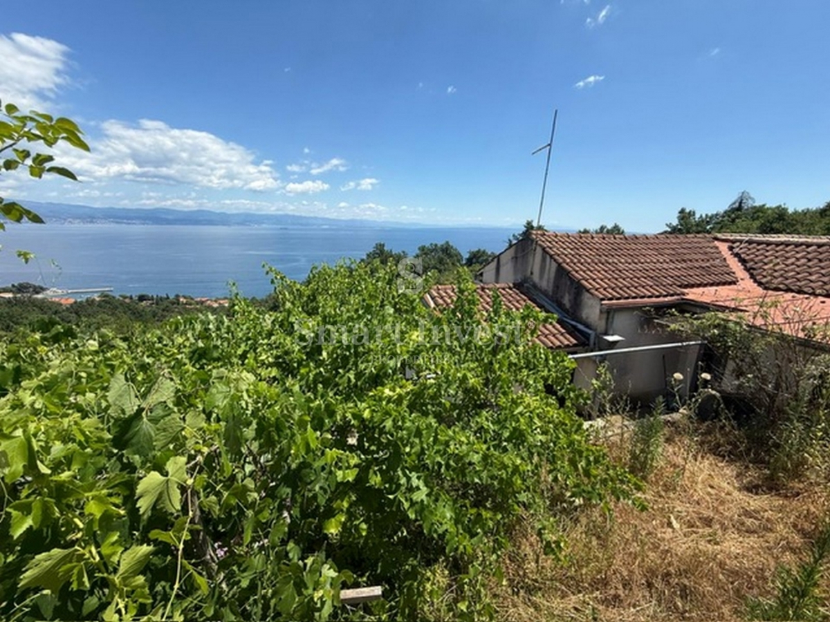 LOVRAN, vecchia casa con vista mare e ampio giardino
