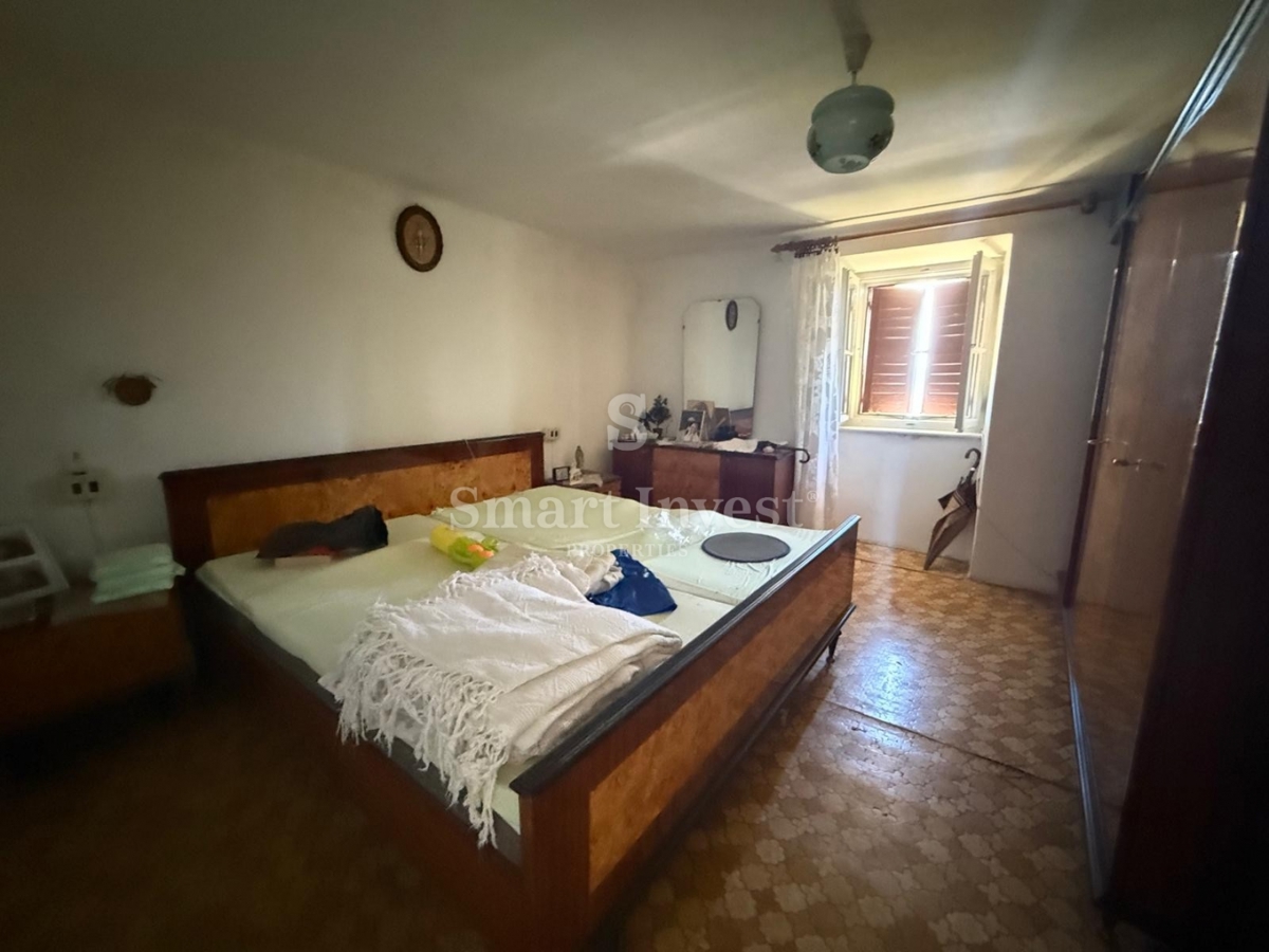 LOVRAN, vecchia casa con vista mare e ampio giardino