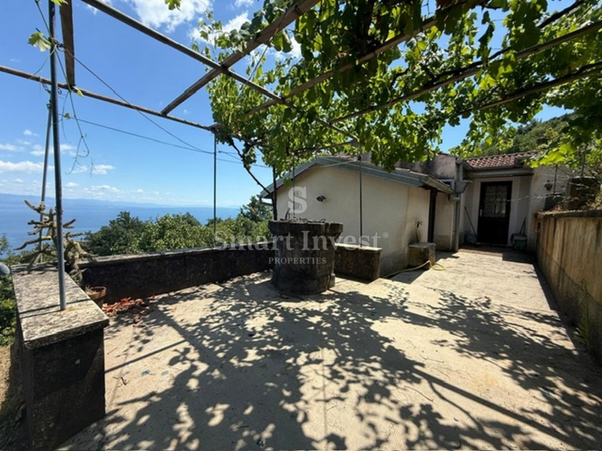 LOVRAN, vecchia casa con vista mare e ampio giardino