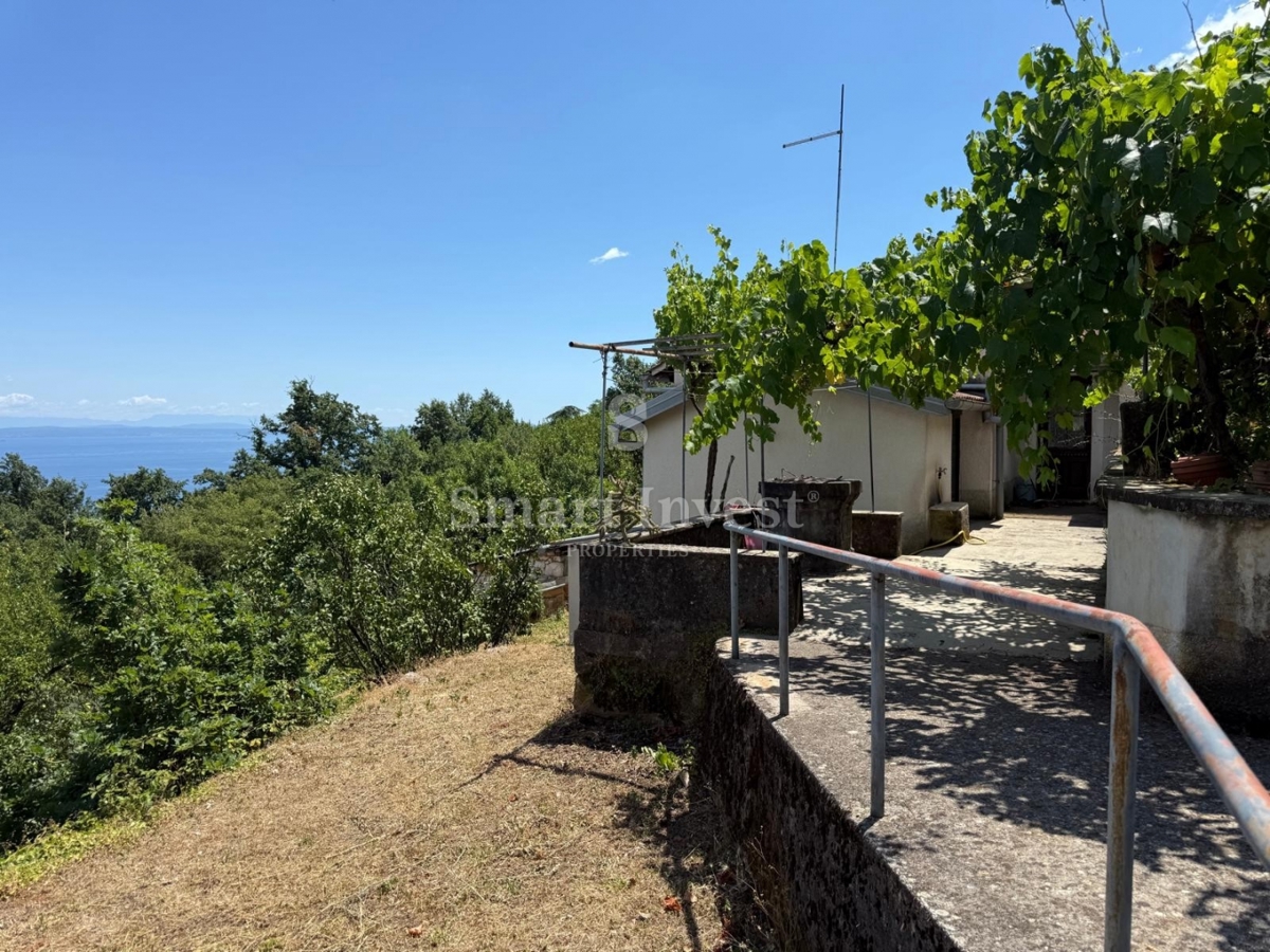 LOVRAN, vecchia casa con vista mare e ampio giardino