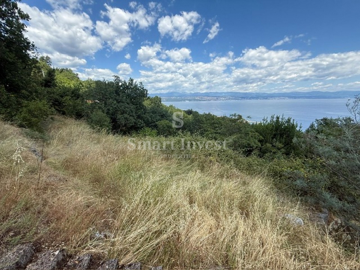 LOVRAN, vecchia casa con vista mare e ampio giardino