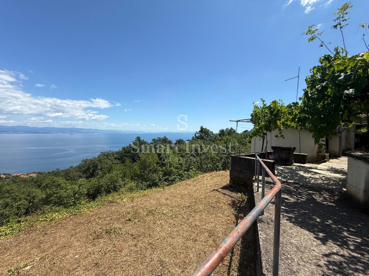 LOVRAN, vecchia casa con vista mare e ampio giardino