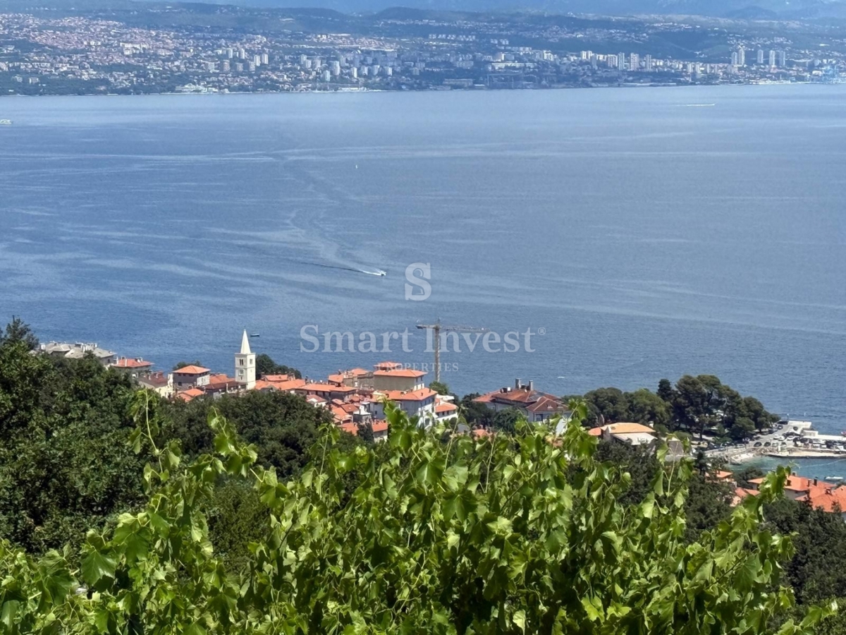 LOVRAN, vecchia casa con vista mare e ampio giardino