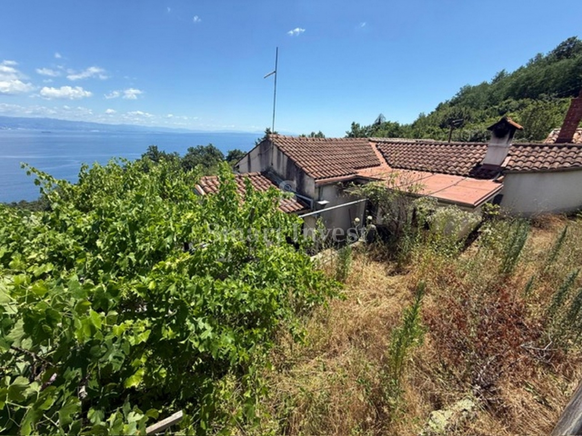 LOVRAN, vecchia casa con vista mare e ampio giardino