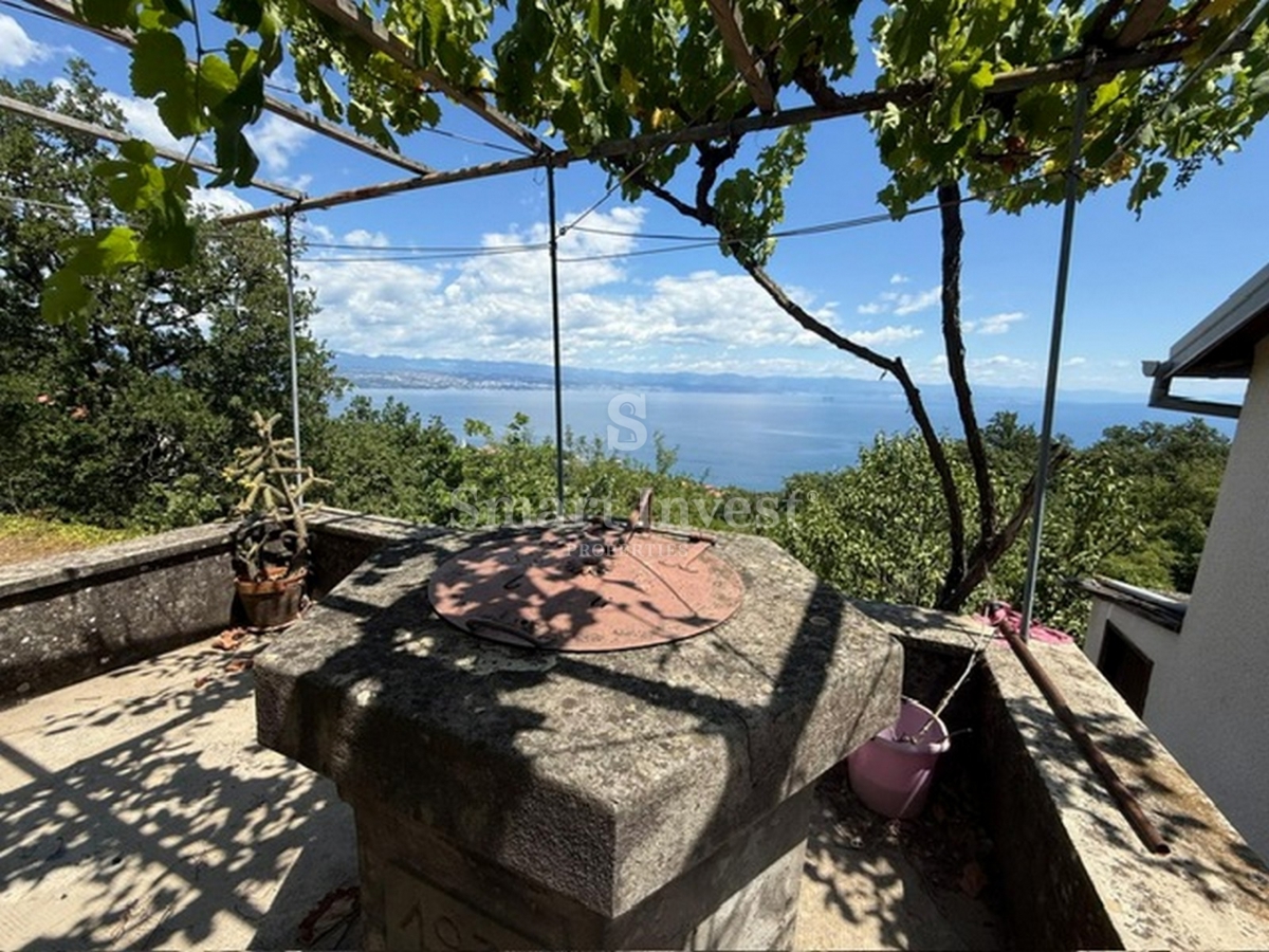 LOVRAN, vecchia casa con vista mare e ampio giardino