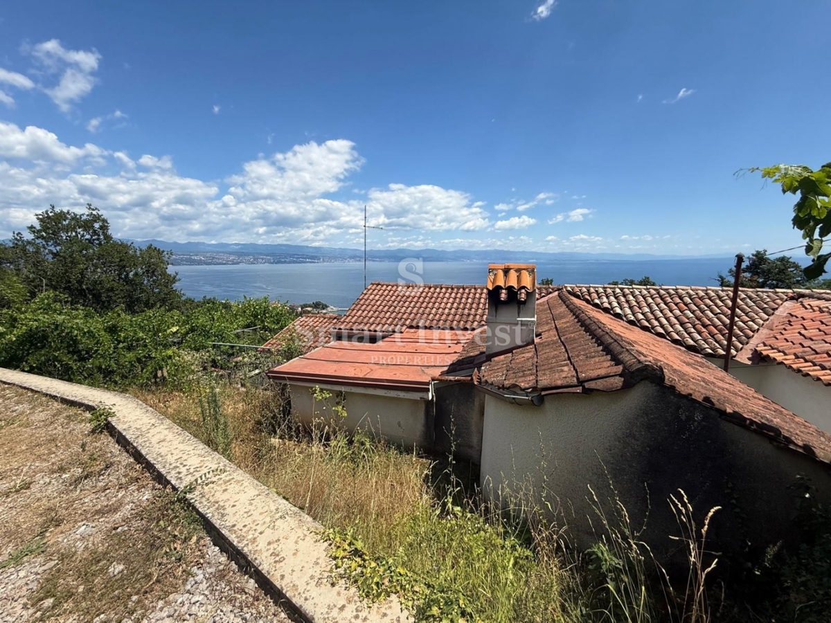 LOVRAN, vecchia casa con vista mare e ampio giardino