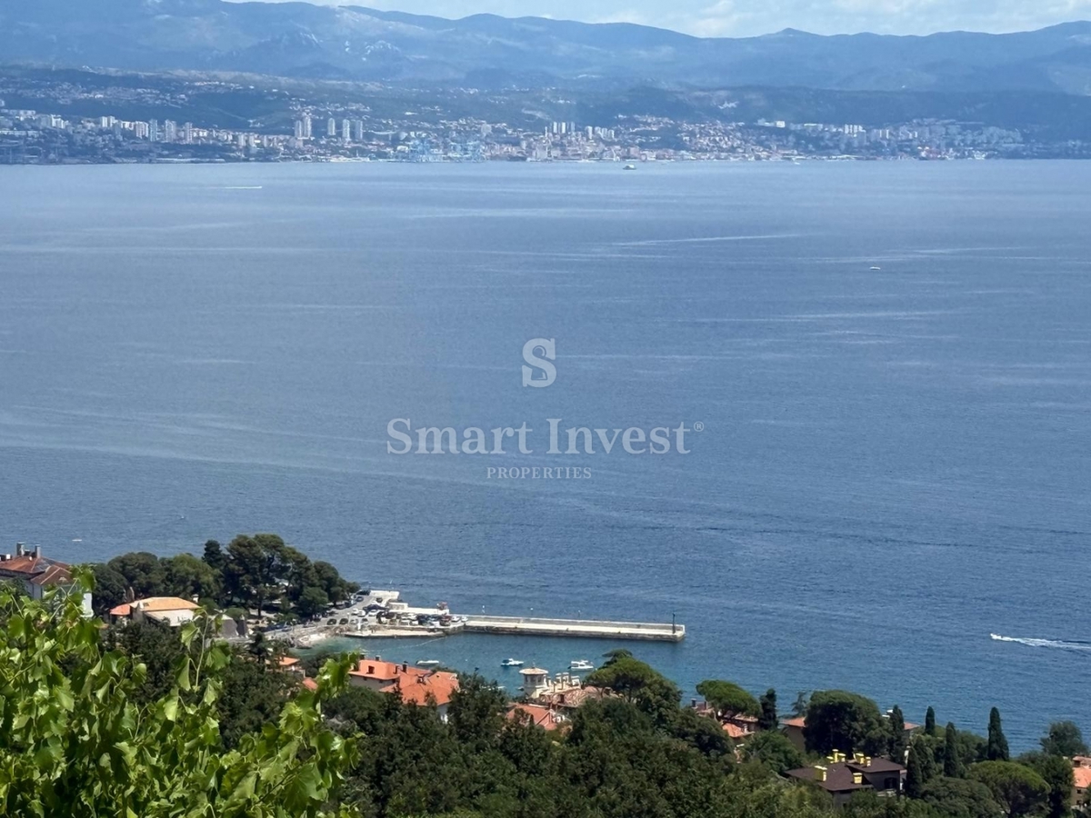 LOVRAN, vecchia casa con vista mare e ampio giardino