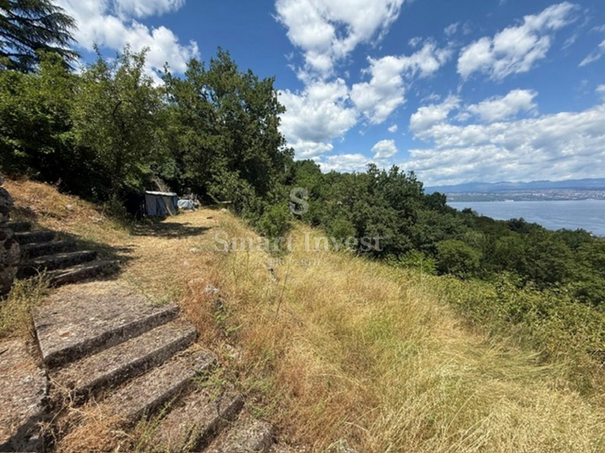 LOVRAN, vecchia casa con vista mare e ampio giardino