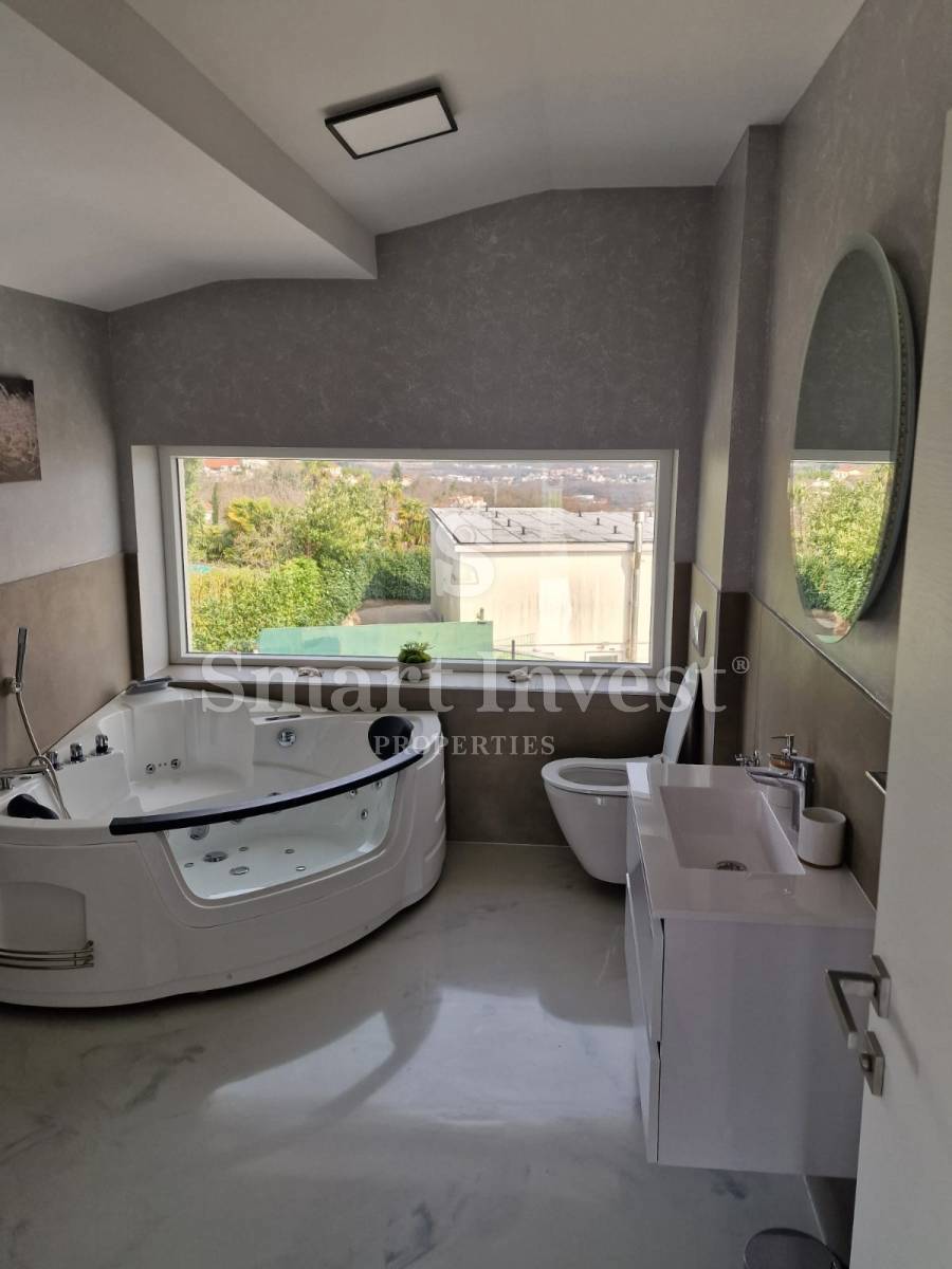 ABBAZIA - BREGI, appartamento con vista mare, piscina e parcheggio