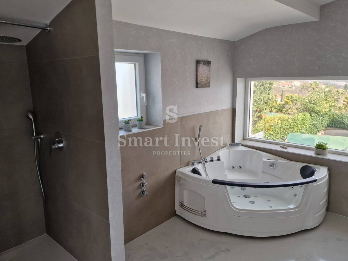 ABBAZIA - BREGI, appartamento con vista mare, piscina e parcheggio