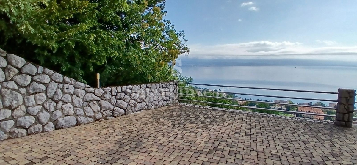 LOVRAN, casa indipendente con vista panoramica sul mare