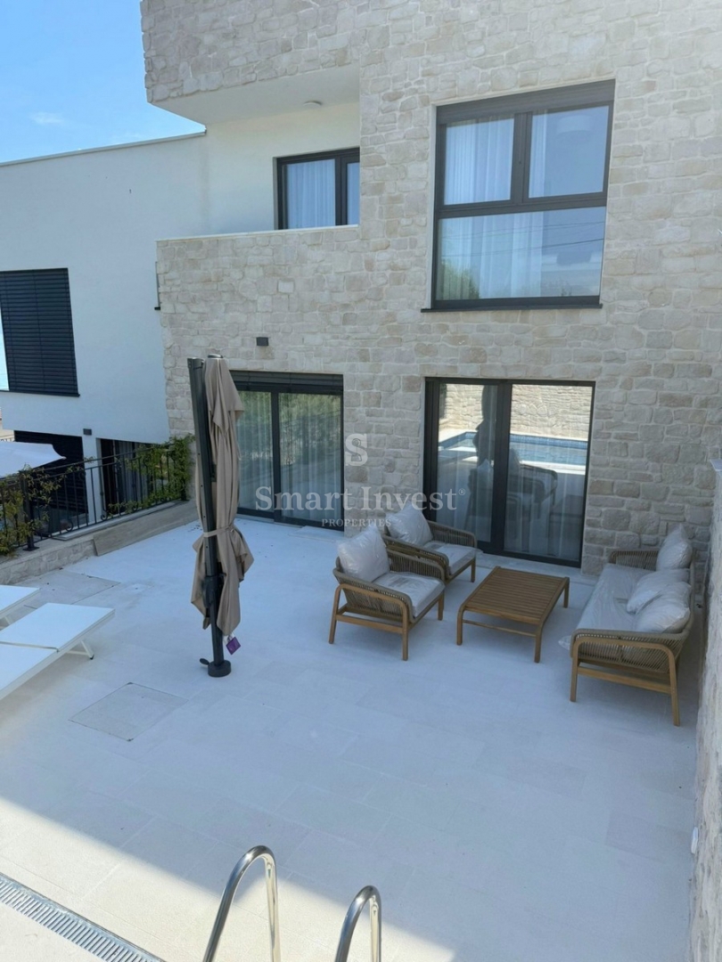 LAURANA, lussuoso appartamento trilocale con piscina vicino al mare