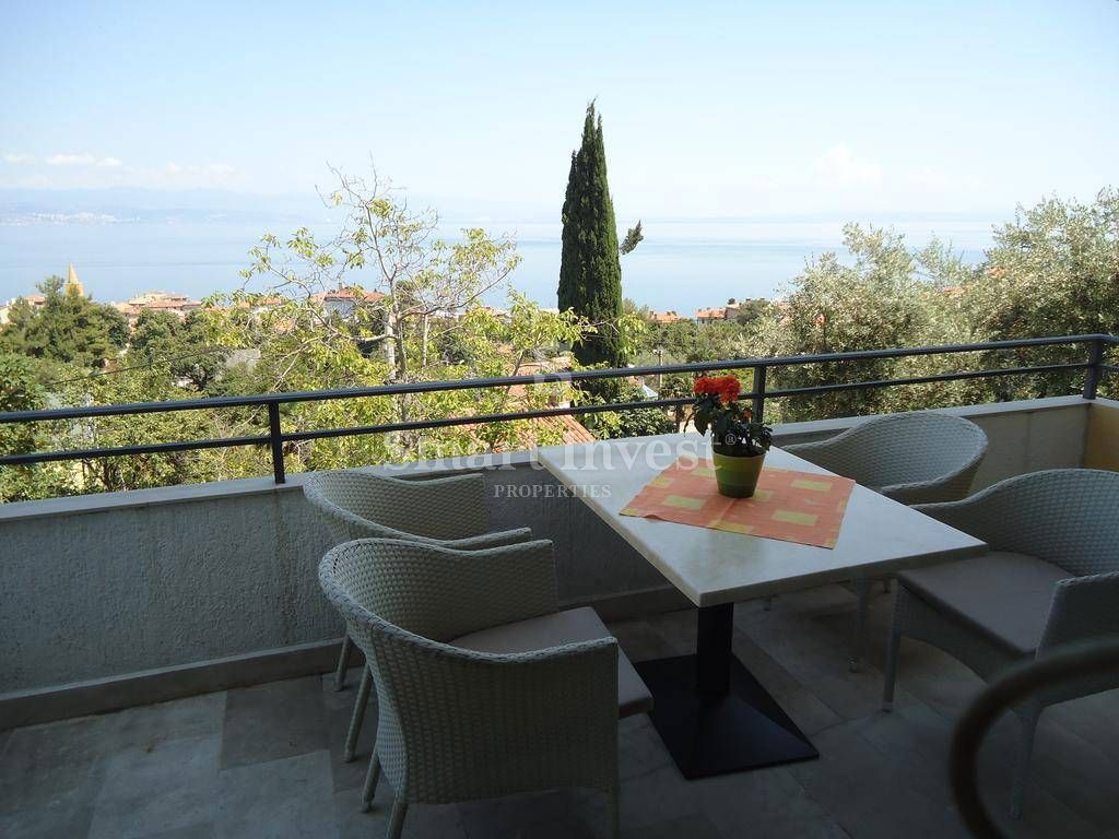 LOVRAN, Casa con appartamenti e vista mare, vicino al mare