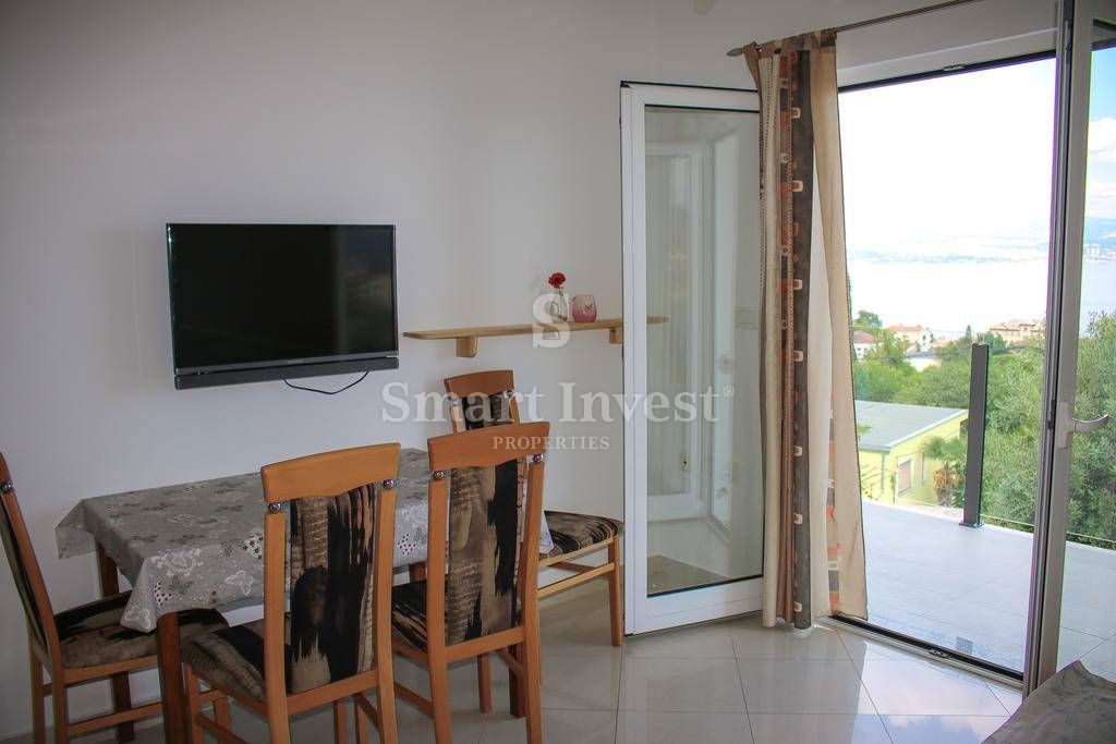 LOVRAN, Casa con appartamenti e vista mare, vicino al mare