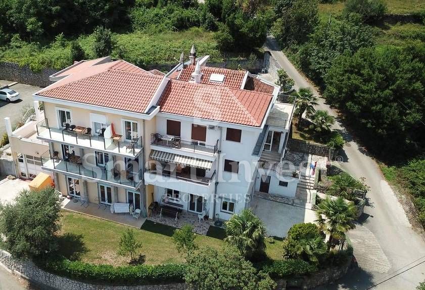 LOVRAN, Casa con appartamenti e vista mare, vicino al mare