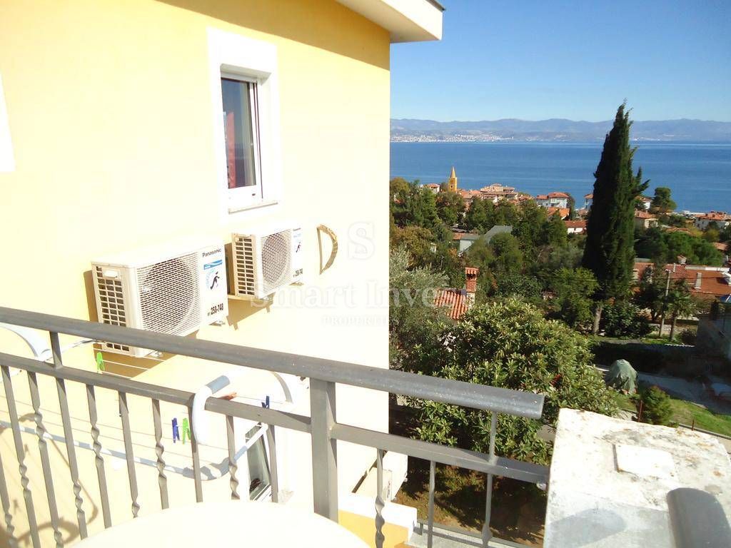 LOVRAN, Casa con appartamenti e vista mare, vicino al mare