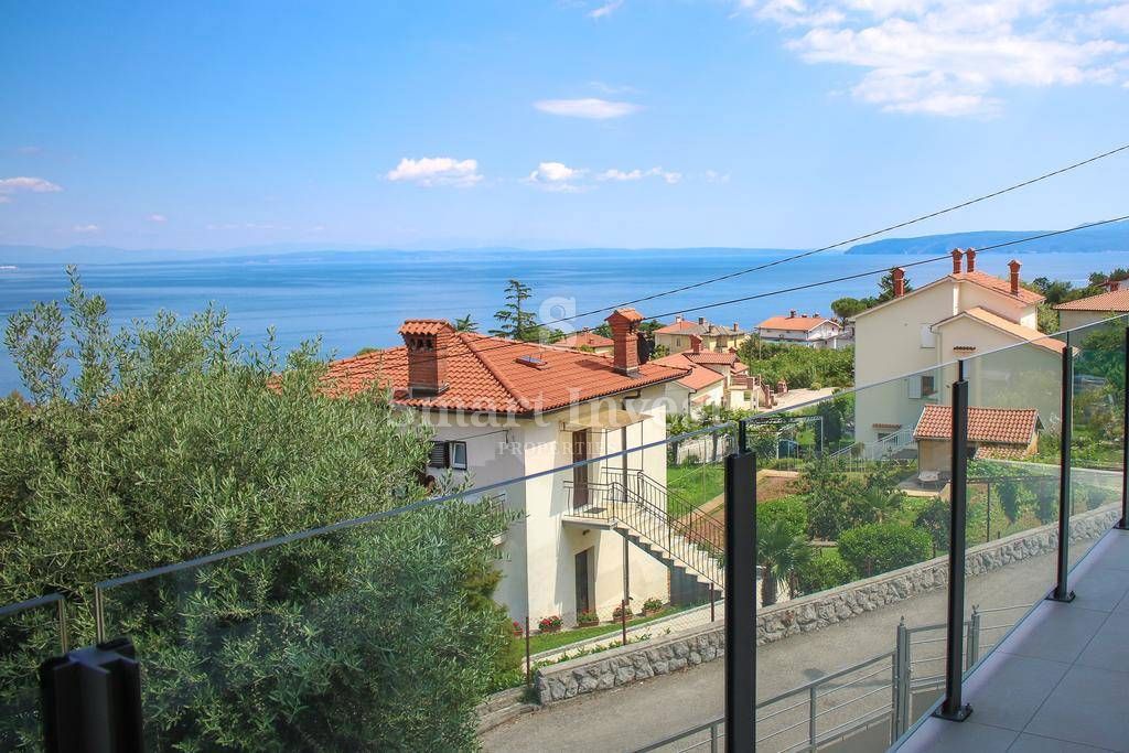 LOVRAN, Casa con appartamenti e vista mare, vicino al mare