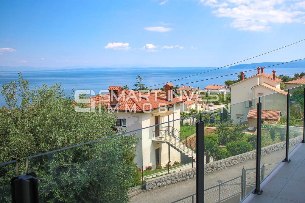 LOVRAN, Casa con appartamenti e vista mare, vicino al mare