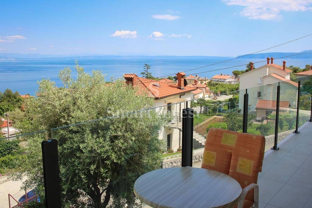 LOVRAN, Casa con appartamenti e vista mare, vicino al mare