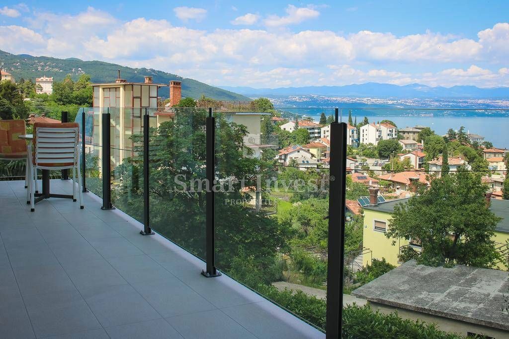 LOVRAN, Casa con appartamenti e vista mare, vicino al mare