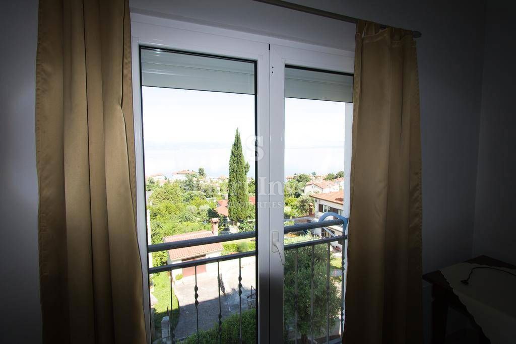 LOVRAN, Casa con appartamenti e vista mare, vicino al mare