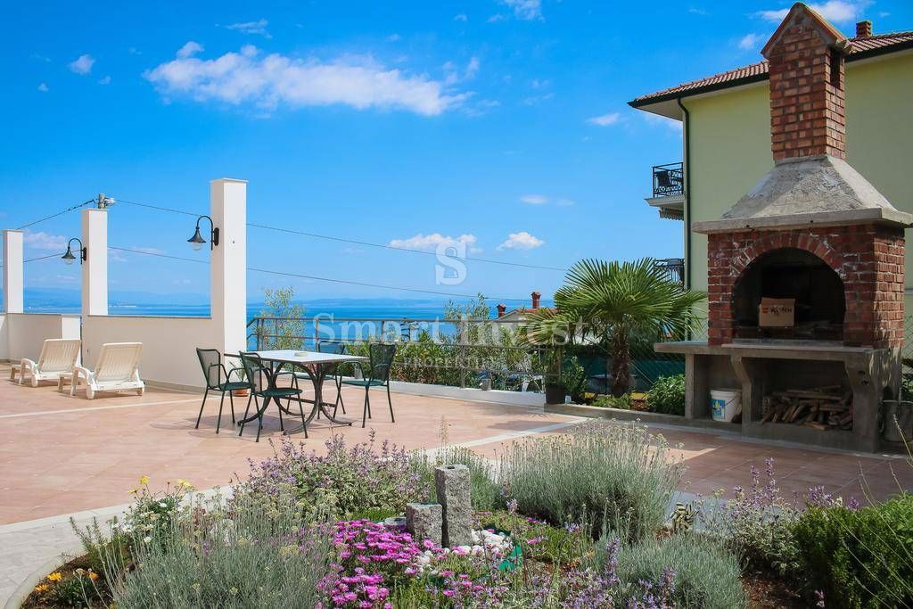 LOVRAN, Casa con appartamenti e vista mare, vicino al mare