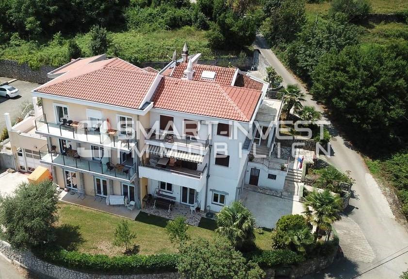 LOVRAN, Casa con appartamenti e vista mare, vicino al mare