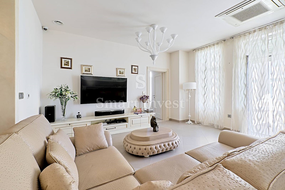 OPATIJA, Luxury 2-bedrooms apartment of 142.80 m2, second line to the sea