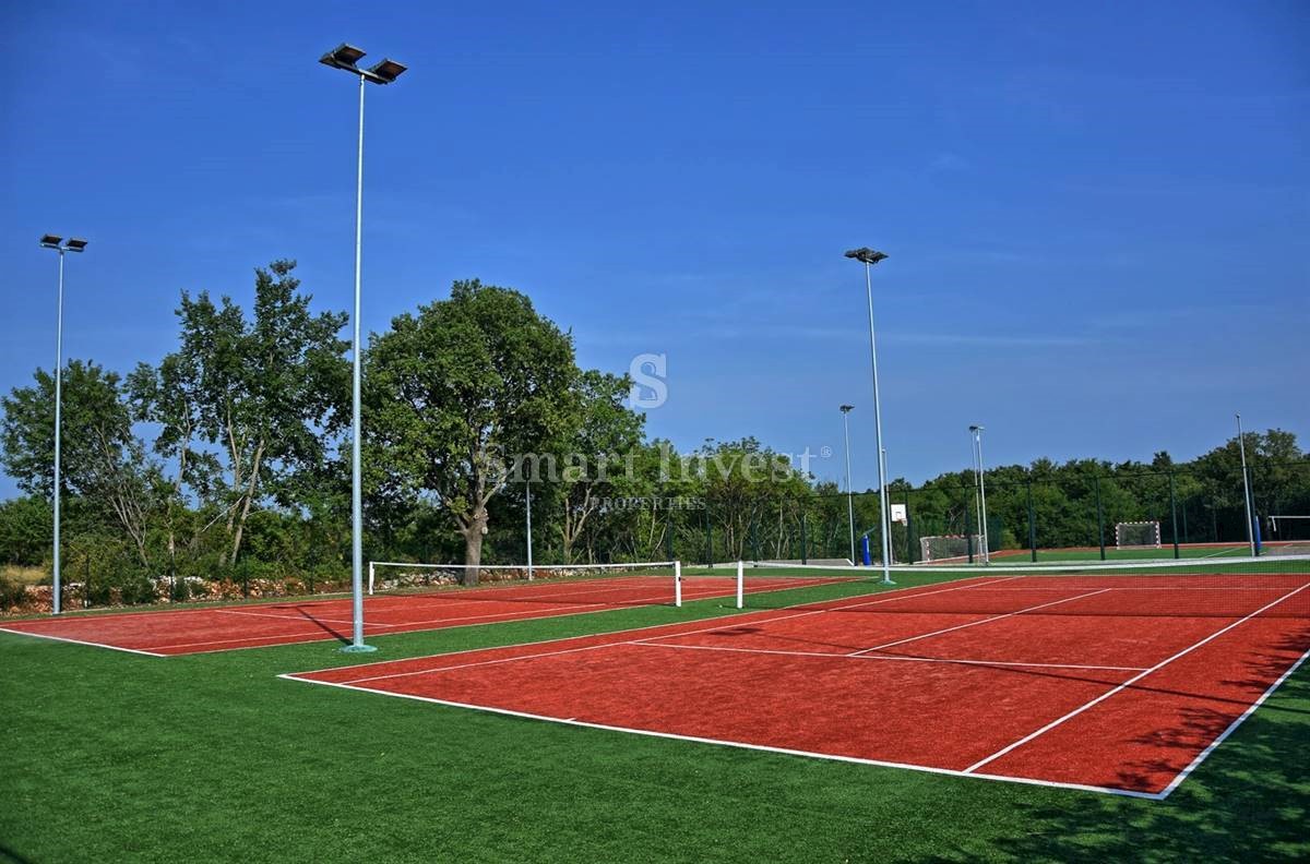 ISTRIA - ROVIGNO, ESCLUSIVA VILLA CON VISTA MARE E CAMPI SPORTIVI, in vendita