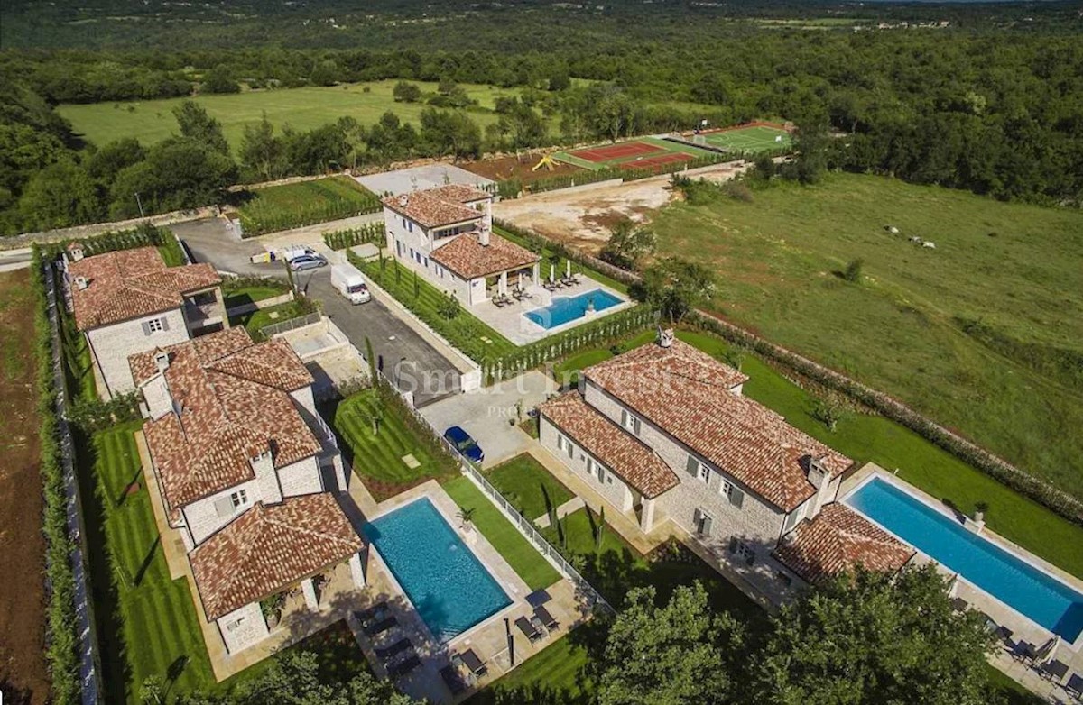 ISTRIA - ROVIGNO, ESCLUSIVA VILLA CON VISTA MARE E CAMPI SPORTIVI, in vendita