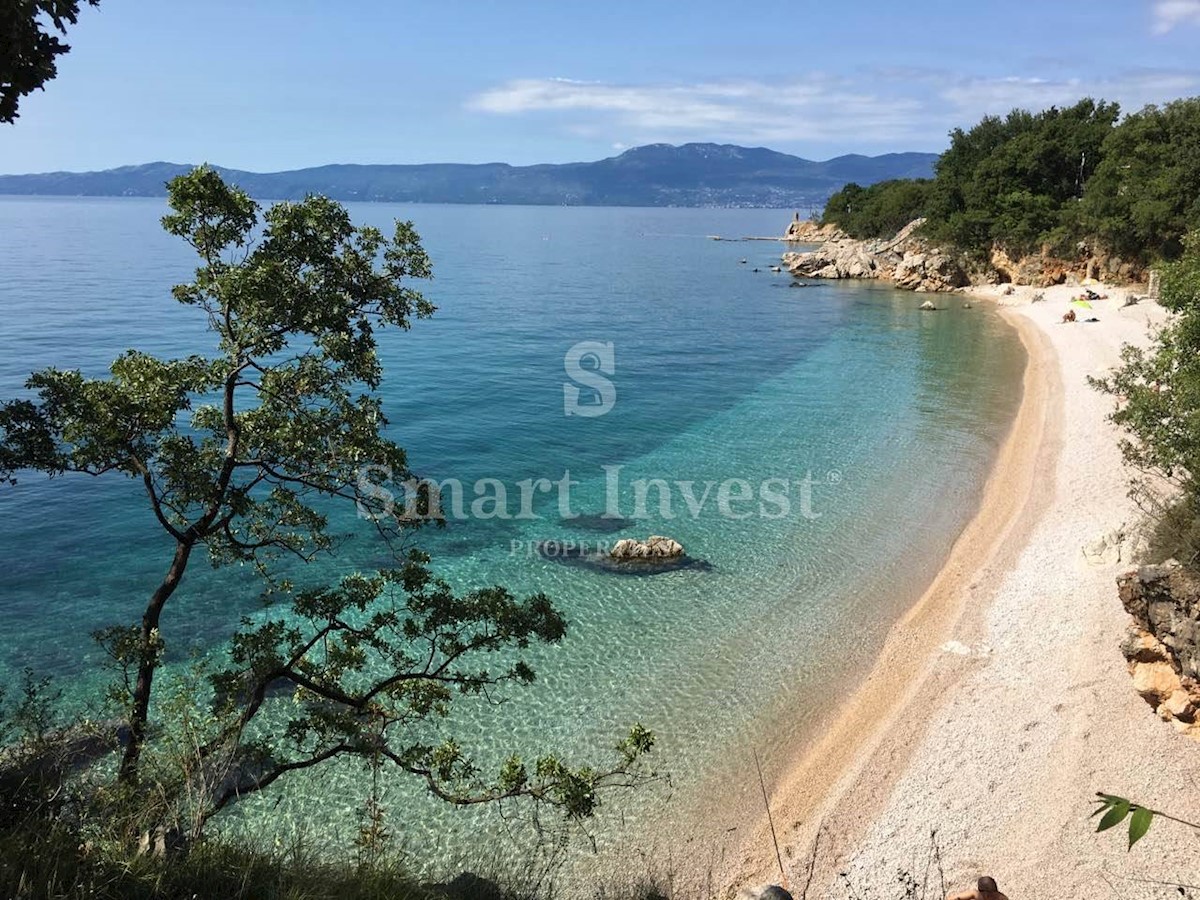 FIUME - KOSTRENA, Villa moderna con piscina a 250 m dalla spiaggia, in vendita