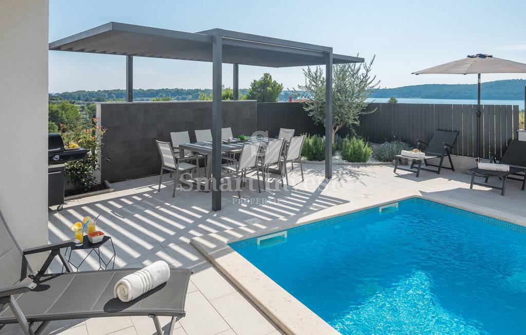 ISTRIA - MEDOLINO, Casa moderna vicino al mare, con splendida vista mare