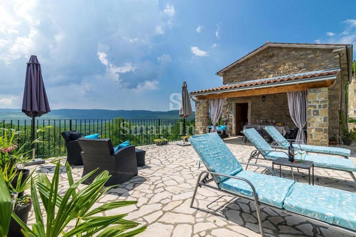 ISTRIA - OPRTALJ, CASA AUTOCTONA ISTRIANA CON PISCINE E VISTA PANORAMICA, in vendita